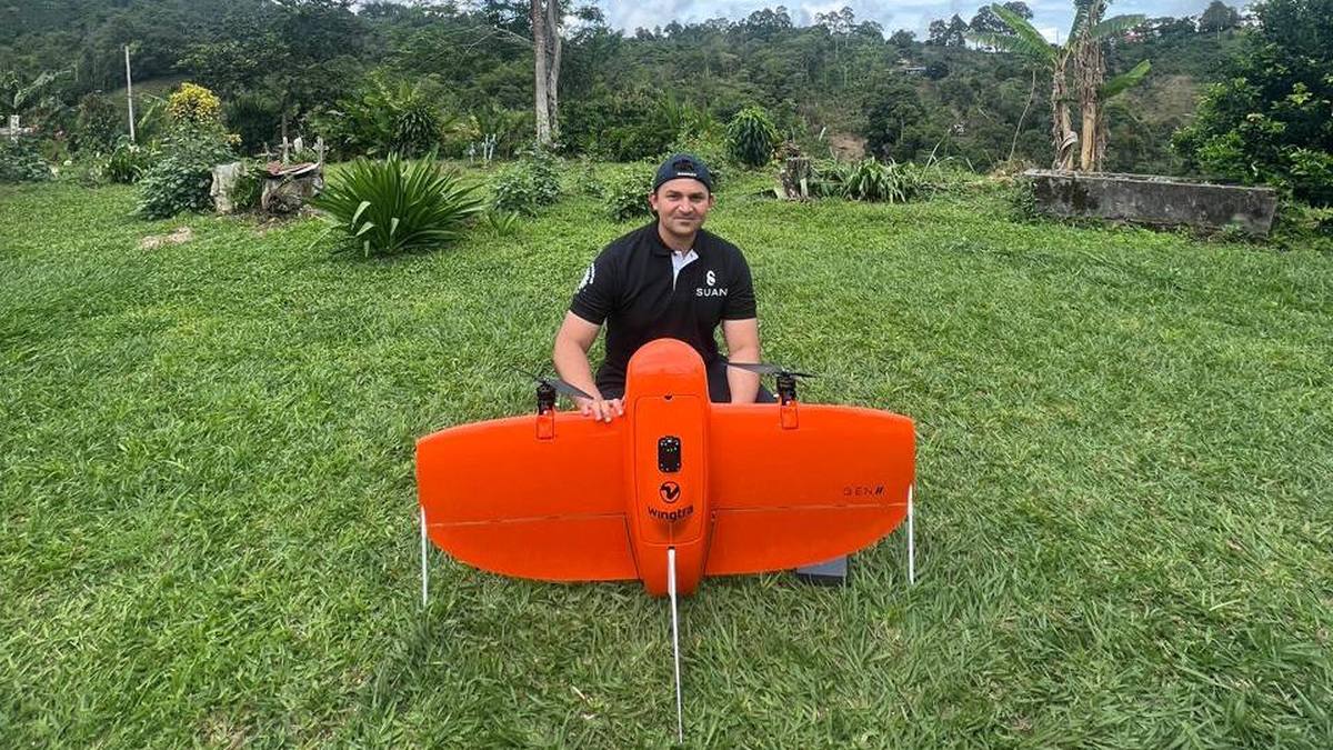 Ing. Diego Gutiérrez con drone WingtraOne en campo